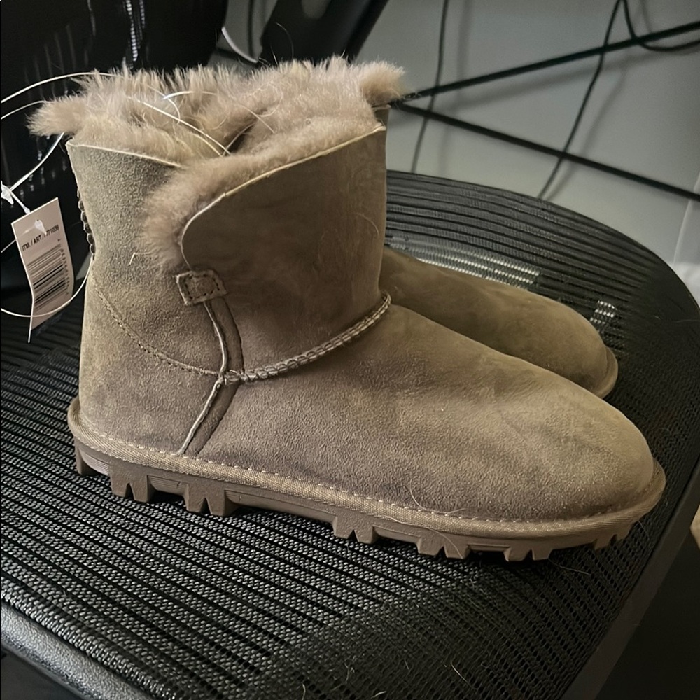 Cozy Tan Fur-Lined Boots Size 7